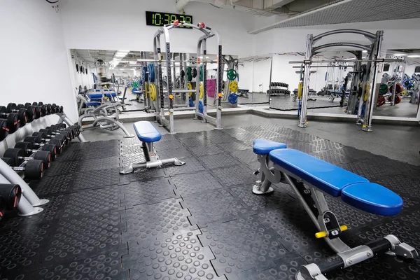 Sala de fitness com equipamento de fitness — Fotografia de Stock