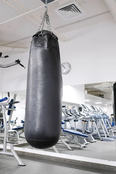 Sala fitness con sacco da boxe — Foto Stock