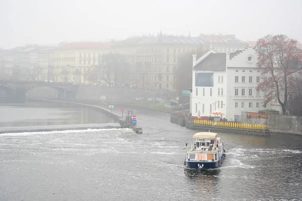 Statek na brzegu Wełtawy w Pradze — Zdjęcie stockowe