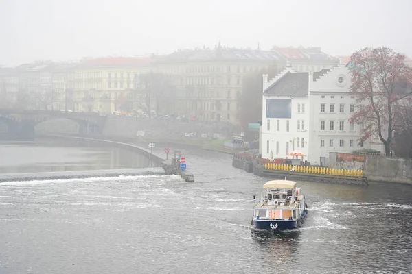 Vitava Nehri Prag üzerinde gemi — Stok fotoğraf