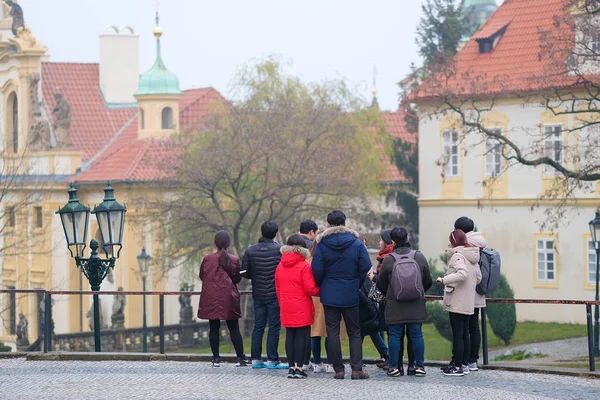 Turister på en utflykt i Prag — Stockfoto