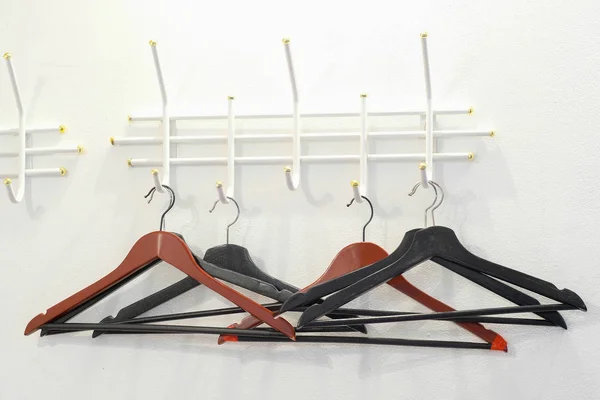 Kleiderbügel in der Garderobe — Stockfoto