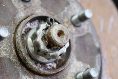  bir arabanın paslı fren disk