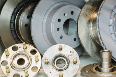 Bir araba yeni fren diskleri