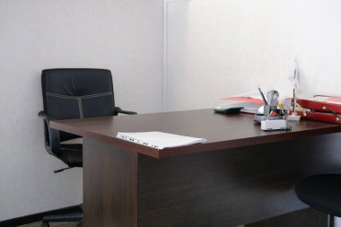  sandalye, Masa ve bu ileti örneğine oda ofis