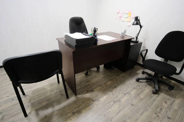 Table de bureau avec PC et papeterie différente dessus — Photo