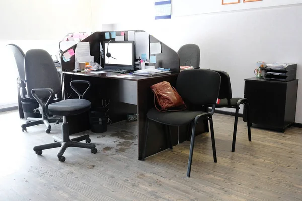 Table de bureau avec PC et papeterie différente dessus — Photo