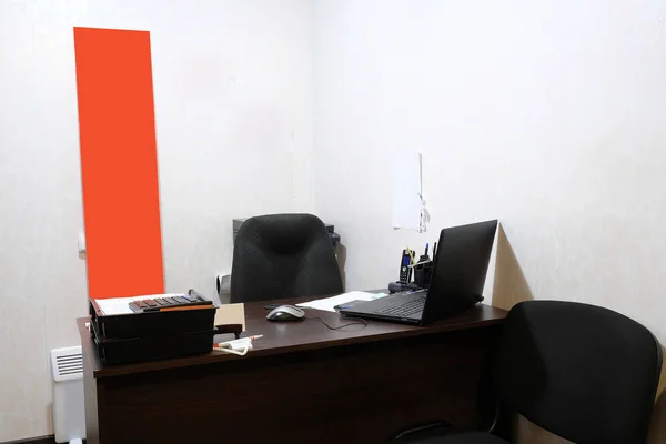 Bir oda ofis sandalye, Masa, lamba ile iç — Stok fotoğraf