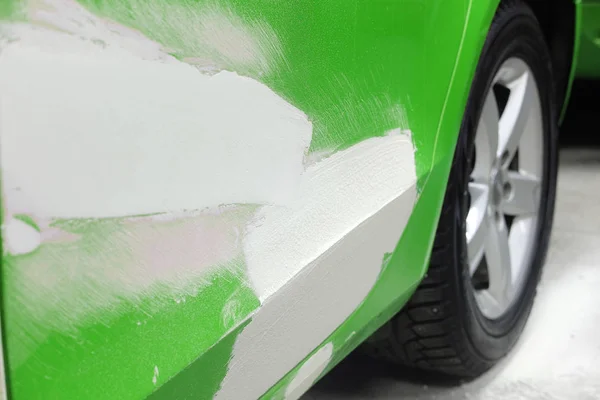 Cuerpo acristalado de un coche rojo — Foto de Stock