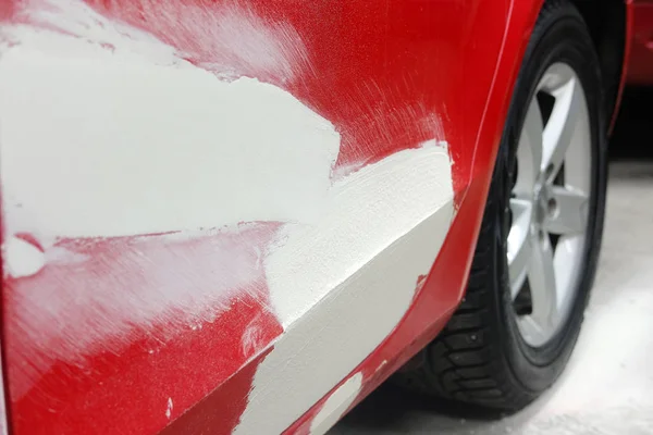 Geglazuurde lichaam van een rode auto — Stockfoto