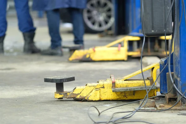 Lift 's arms in a car repair station — стоковое фото