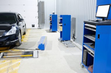 bir otomobilin onarım istasyonu Moskova'da arabaya