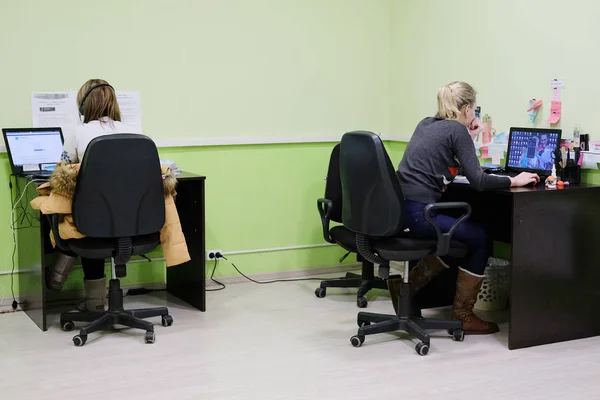 Flickor sekreterare arbetar på ett kontor — Stockfoto