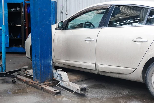 Coche en una estación de reparación de automóviles —  Fotos de Stock