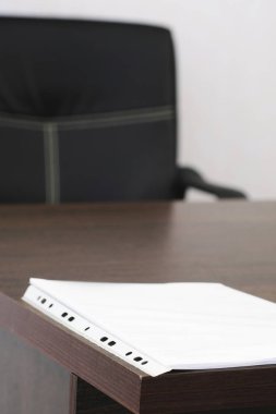 Sandalye ve bu belgeleri bir ofis oda iç