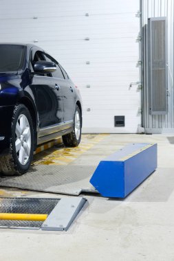  bir otomobilin onarım istasyonu Moskova'da arabaya