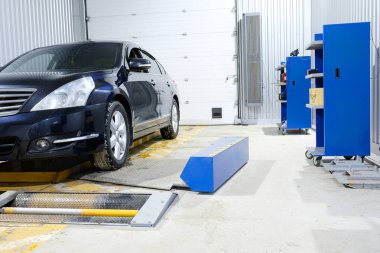  bir otomobilin onarım istasyonu Moskova'da arabaya