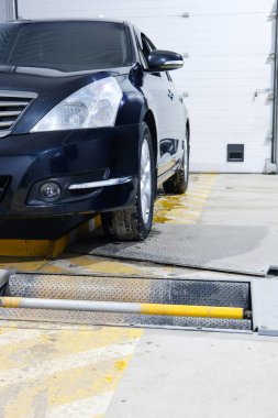 bir otomobilin onarım istasyonu Moskova'da arabaya