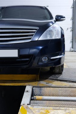  bir otomobilin onarım istasyonu Moskova'da arabaya