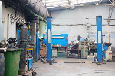 Bir araba onarım istasyonu kaldır