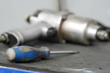 Tornavida ve pnömatik vida silah