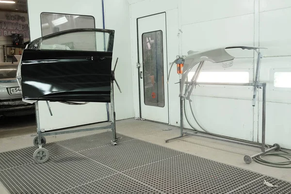 Detalle de un cuerpo de coche se seca en la cámara de pintura — Foto de Stock