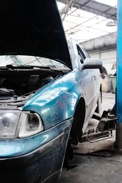 Coche en una estación de reparación de automóviles — Foto de Stock