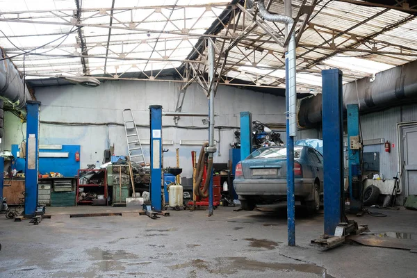 Carro em uma estação de reparo de carro — Fotografia de Stock