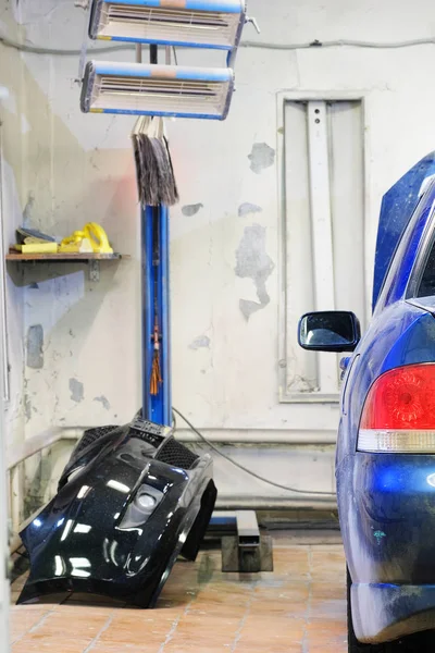 El coche se encuentra en un armario de pintura — Foto de Stock