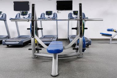 fitness salonunda ağırlık