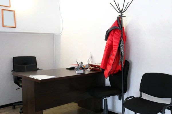 Salle de bureau avec chaise, table et papeterie dessus — Photo