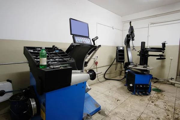 Tire fitting machine — Stock Photo, Image