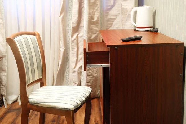 Стол и стул в номере отеля — стоковое фото