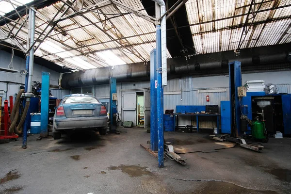 Carro em uma estação de reparo de carro — Fotografia de Stock