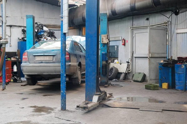 Coche en una estación de reparación de automóviles —  Fotos de Stock