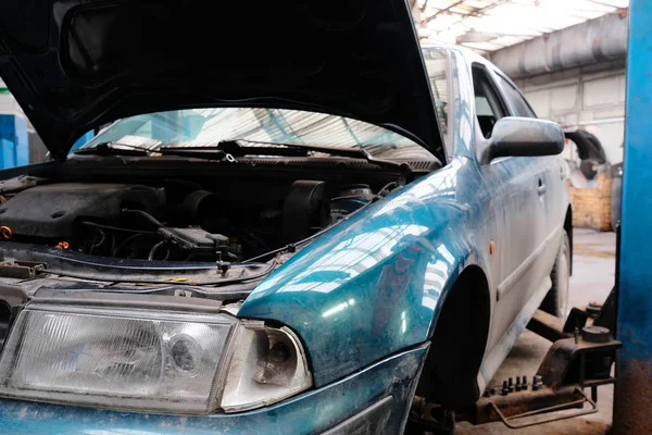 Coche en una estación de reparación de automóviles —  Fotos de Stock