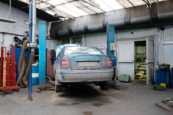Car in a car repair station — Stock Photo, Image