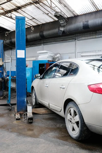 Carro em uma estação de reparo de carro — Fotografia de Stock