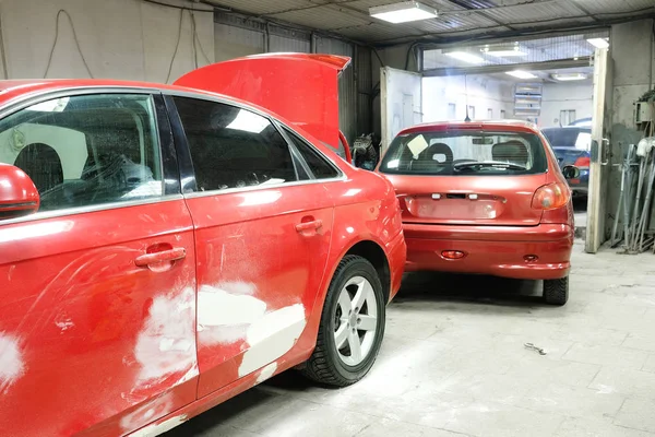 Crashed cars in a car repair station — Stock Photo, Image