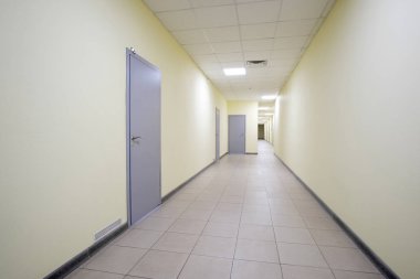 Bir iş merkezinde bir koridor iç
