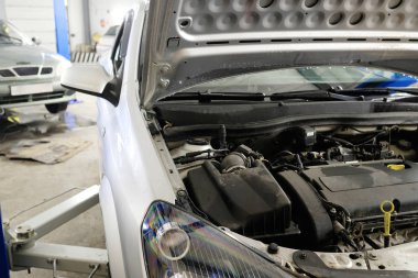 Araba açık bir kukuleta ile