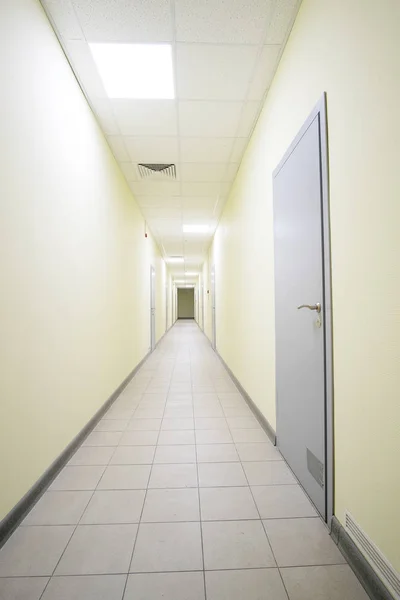 Interior de um corredor em um centro de negócios — Fotografia de Stock