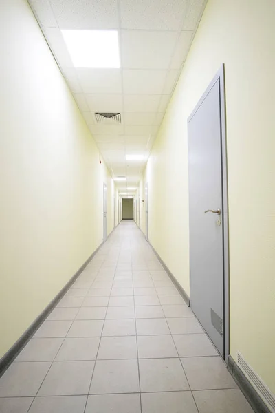 Interieur van een gang in een business center — Stockfoto