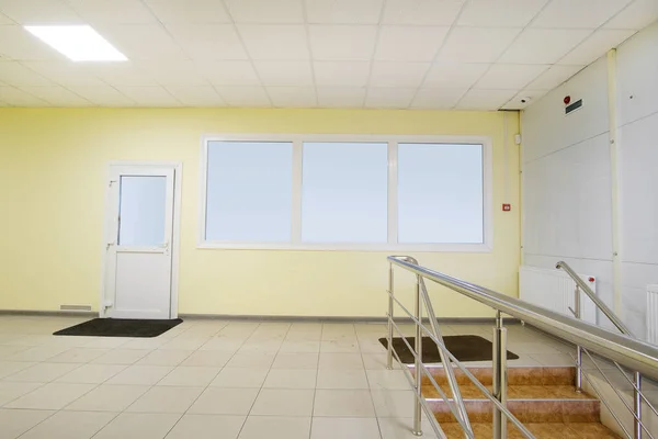 Interiören i en korridor i ett affärscenter — Stockfoto