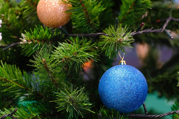 Ленты на рождественской елке — стоковое фото