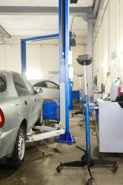 Coche en una estación de reparación de automóviles —  Fotos de Stock