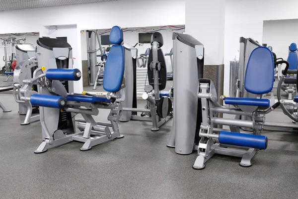 Sala de fitness com equipamento de fitness — Fotografia de Stock