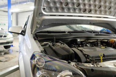 Araba açık bir kukuleta ile