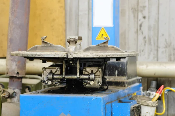 Μηχανή σε ένα εργαστήριο τοποθέτηση ελαστικών — Φωτογραφία Αρχείου