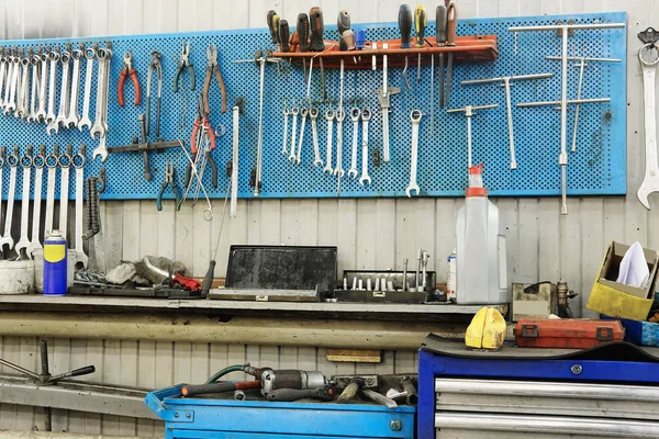 Conjunto de diferentes ferramentas em um local de trabalho — Fotografia de Stock